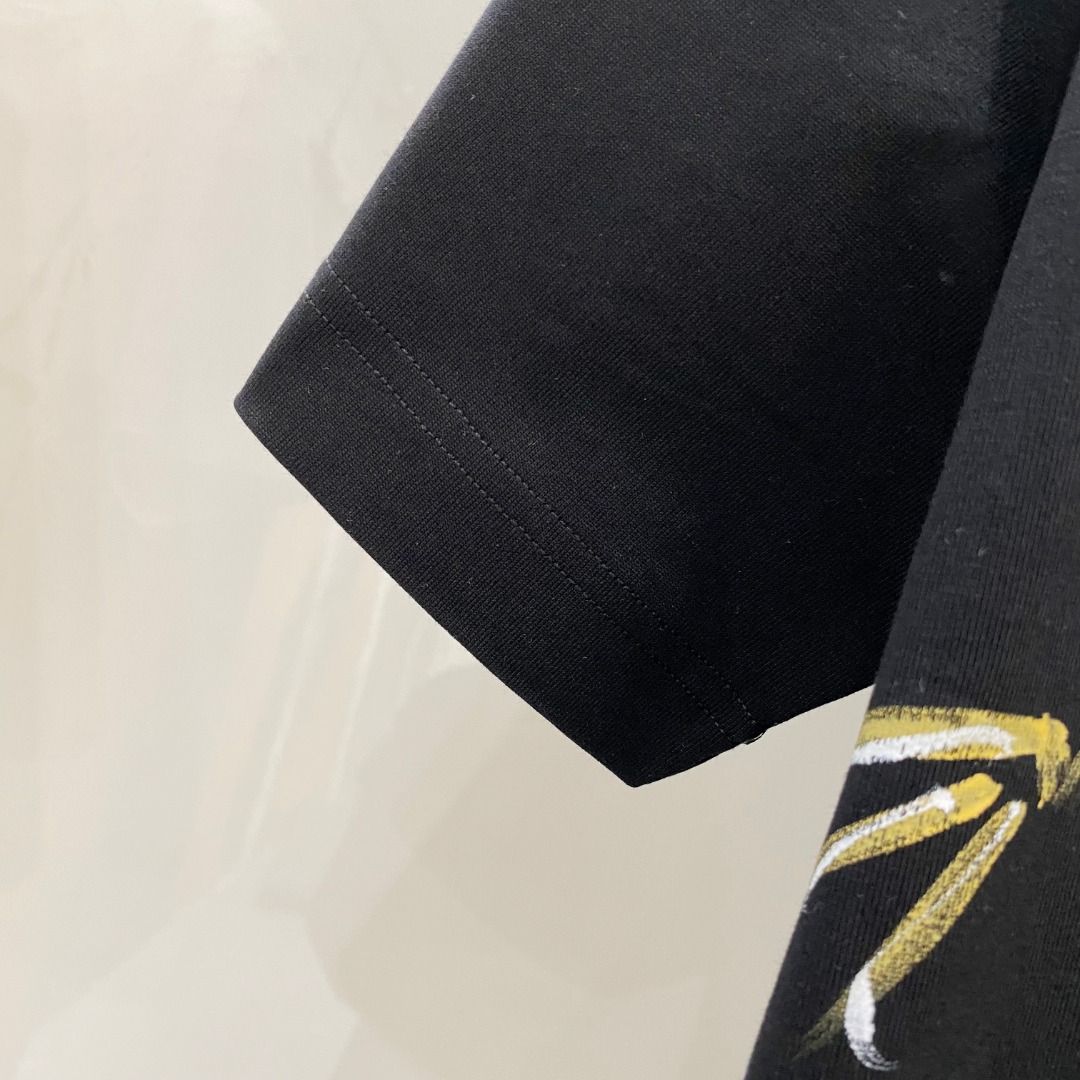  始祖鸟 2025ss春夏新款棉质圆领短袖T恤 胸前手绘涂鸦工艺 顶级丝光棉面料定制 标准版型
黑 白 