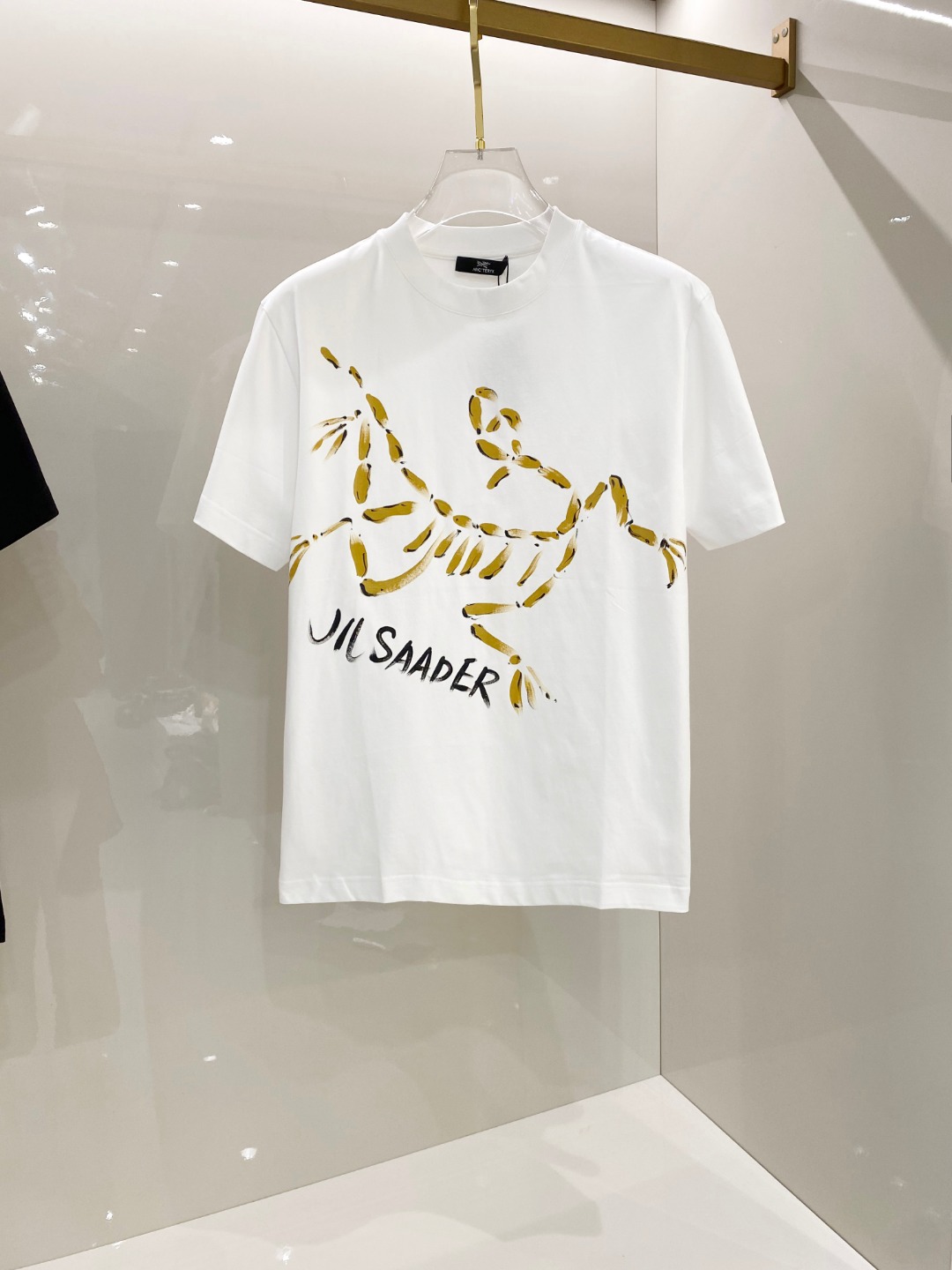 NO:513361,Archaeoptera bird 2025ss Spring and Summer New Cotton Round Neck Short Sleeve T-shirt Hand-painted Graffiti craftsmanship Top mercerized cotton fabric customization Standard style Black White Two colors Men and women Same model S M L XL XXL,arc'teryx,T-shirt,tees,t-shirt,alexander wang19860909始祖鸟 2025ss春夏新款棉质圆领短袖T恤 胸前手绘涂鸦工艺 顶级丝光棉面料定制 标准版型 黑 白 两色 男女同款 码数S M L XL XXL,arc'teryx,T-shirt,tees，t-shirt,alexander wang,Men's clothing