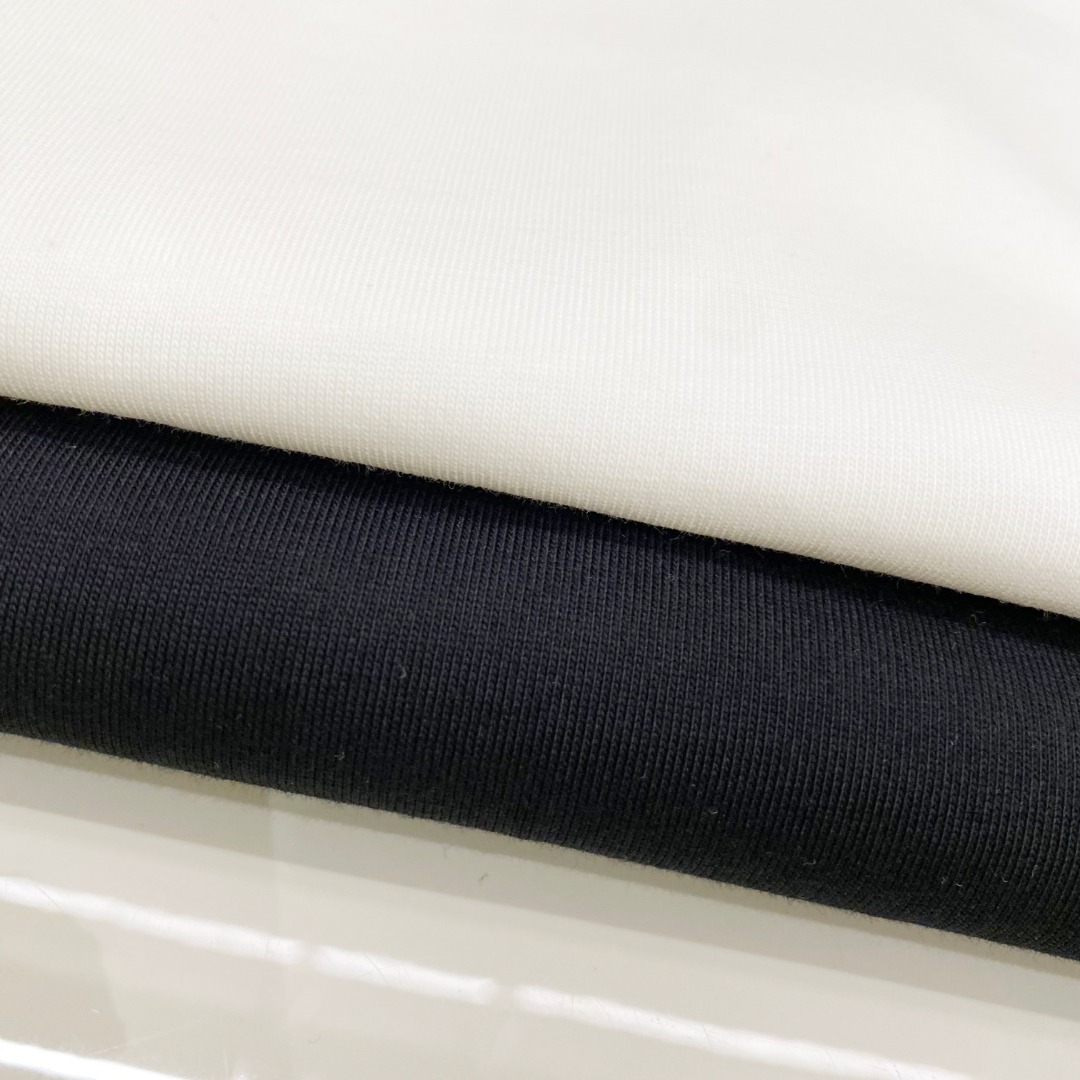  普拉达 2025早春 最新款短袖T恤，原标 定制面料，手感柔软，穿着舒适，做工精细.上身效果无敌帅气，