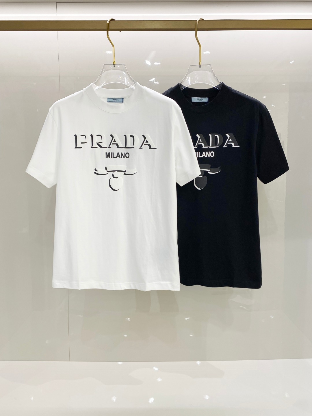 普拉达 2025早春 最新款短袖T恤，原标 定制面料，手感柔软，穿着舒适，做工精细.上身效果无敌帅气，