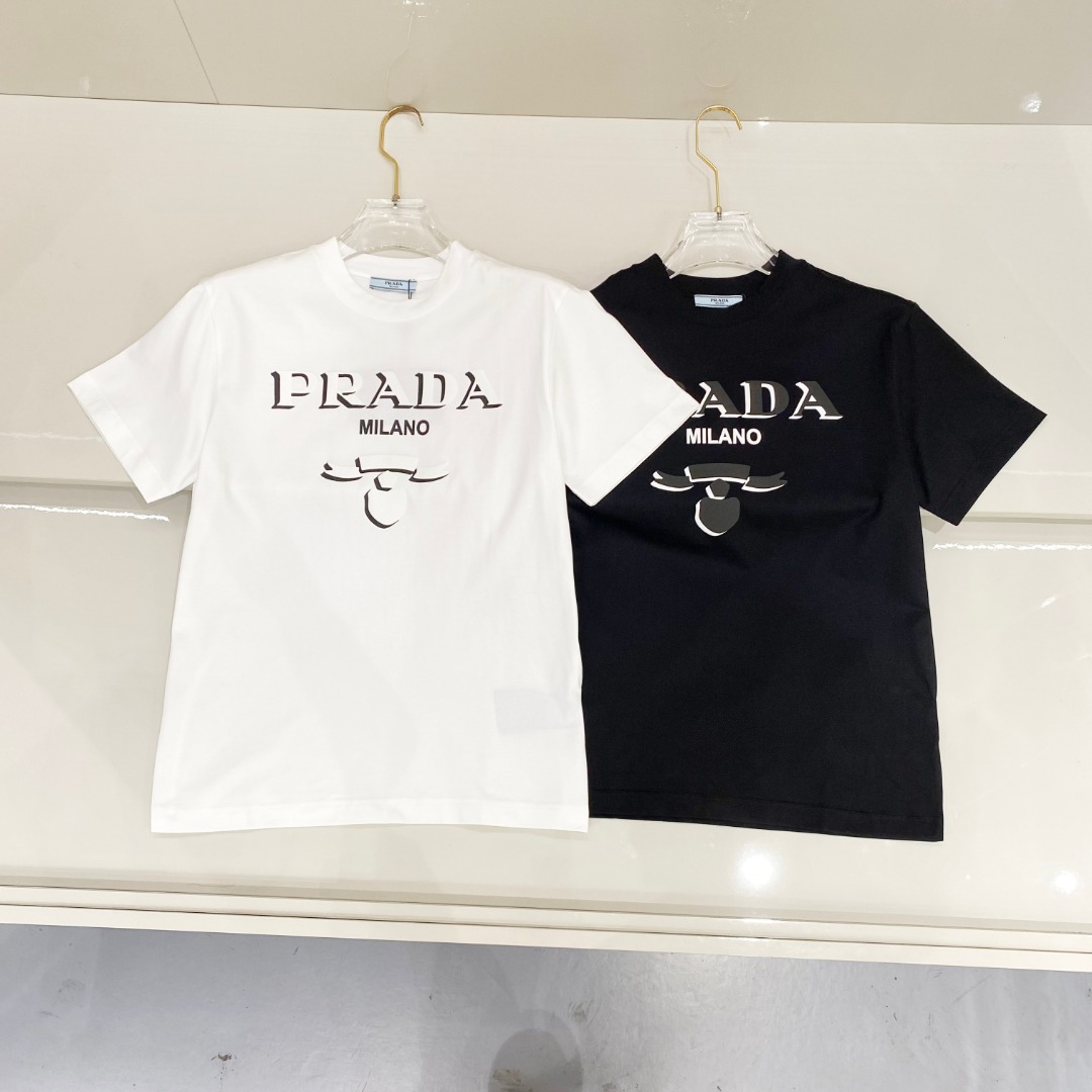  普拉达 2025早春 最新款短袖T恤，原标 定制面料，手感柔软，穿着舒适，做工精细.上身效果无敌帅气，