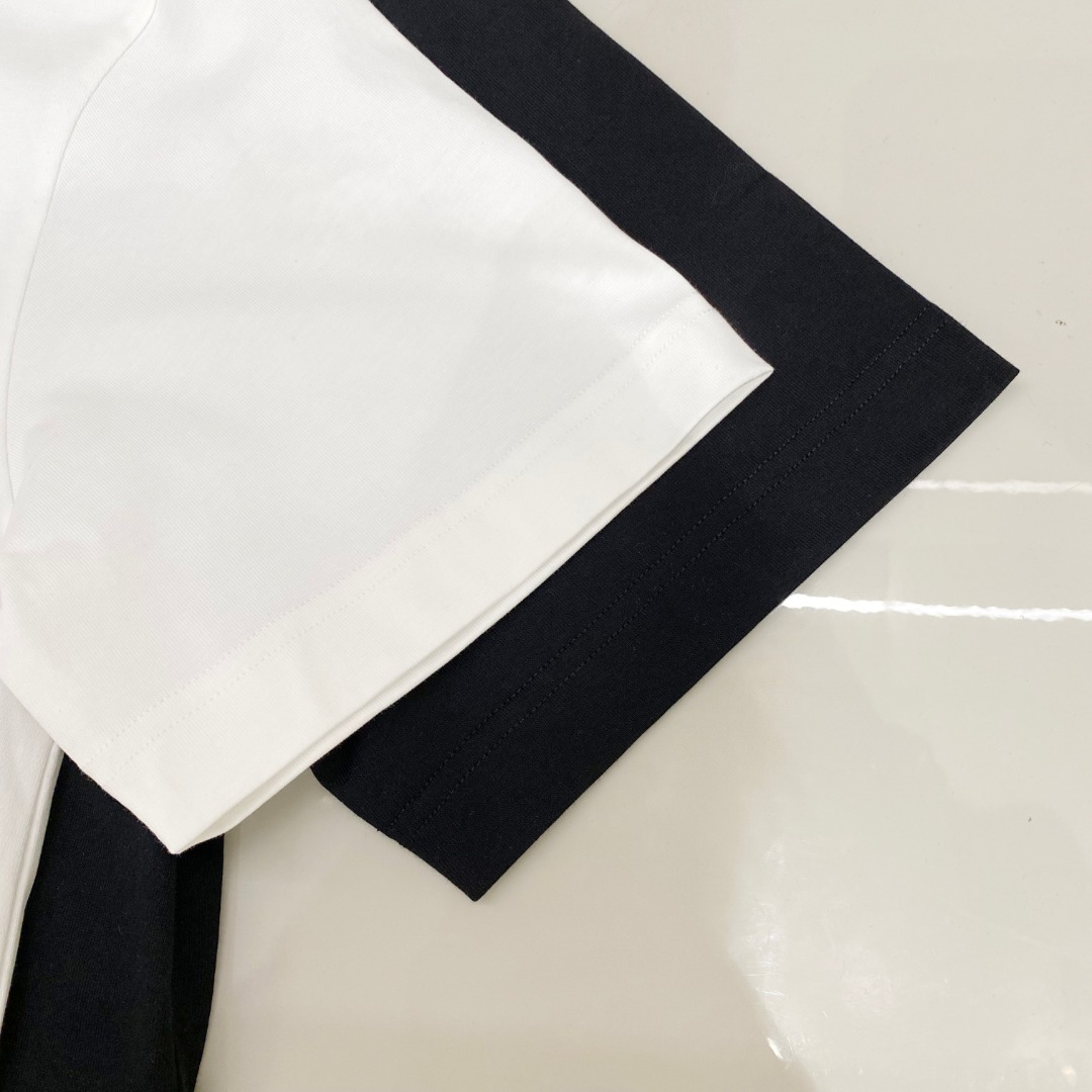  普拉达 2025早春 最新款短袖T恤，原标 定制面料，手感柔软，穿着舒适，做工精细.上身效果无敌帅气，