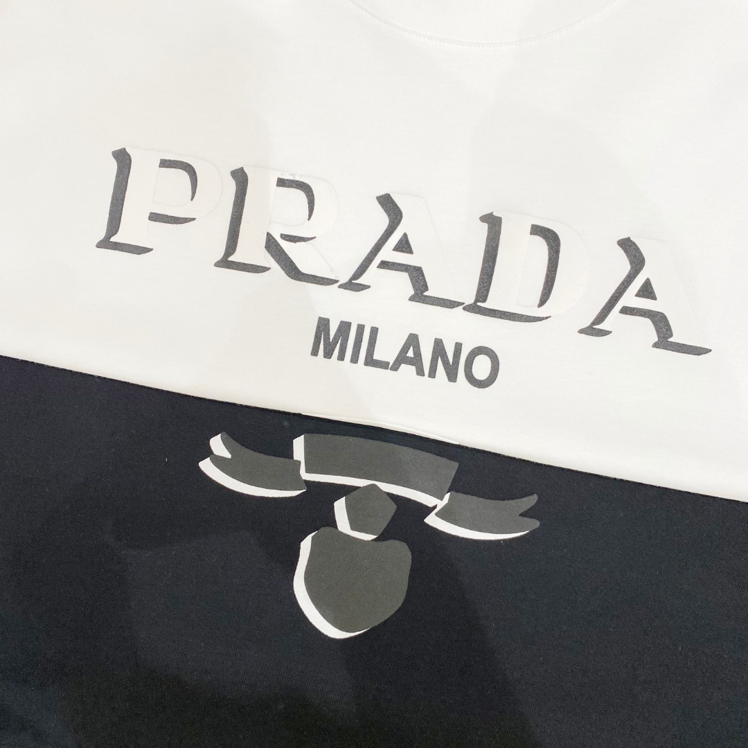  普拉达 2025早春 最新款短袖T恤，原标 定制面料，手感柔软，穿着舒适，做工精细.上身效果无敌帅气，