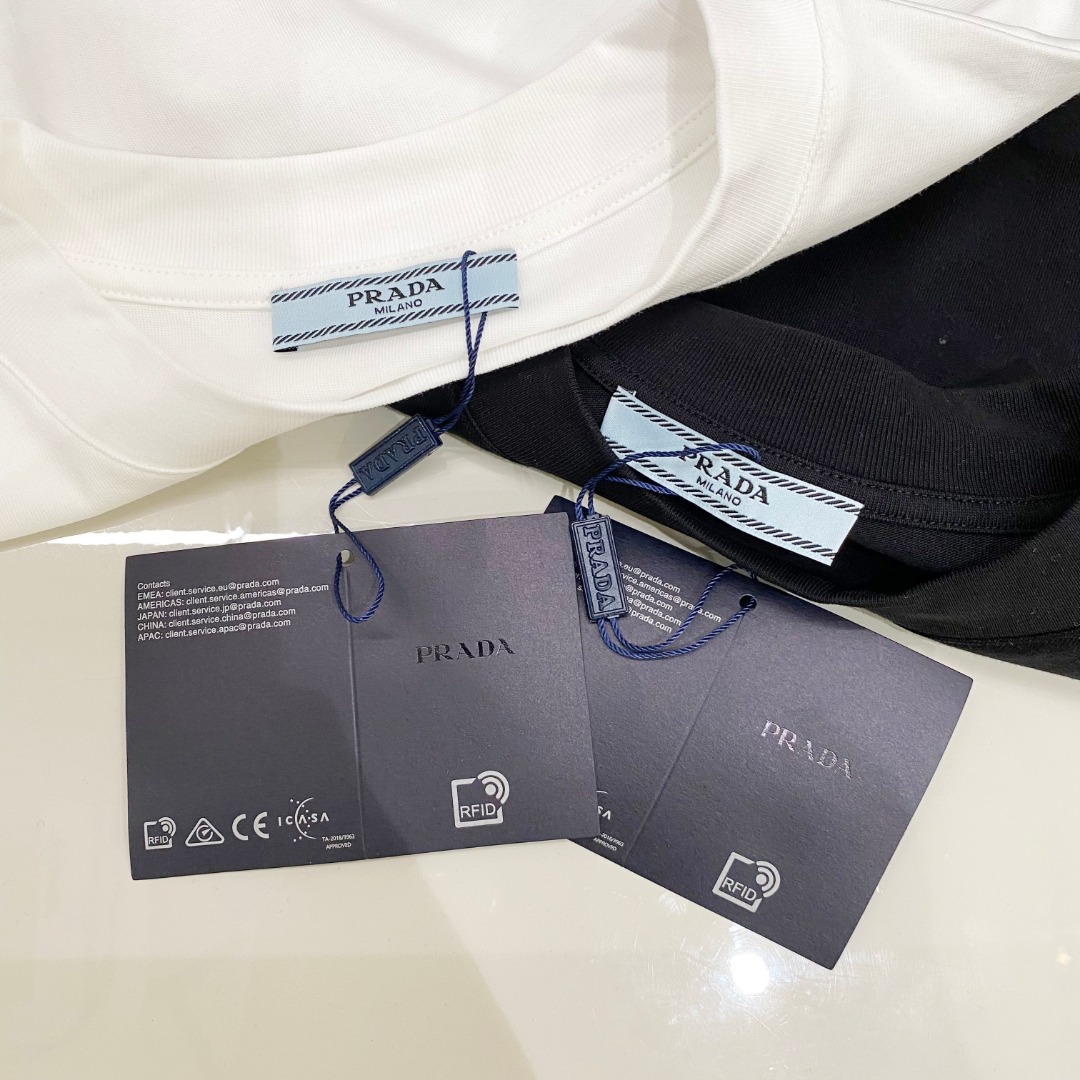  普拉达 2025早春 最新款短袖T恤，原标 定制面料，手感柔软，穿着舒适，做工精细.上身效果无敌帅气，