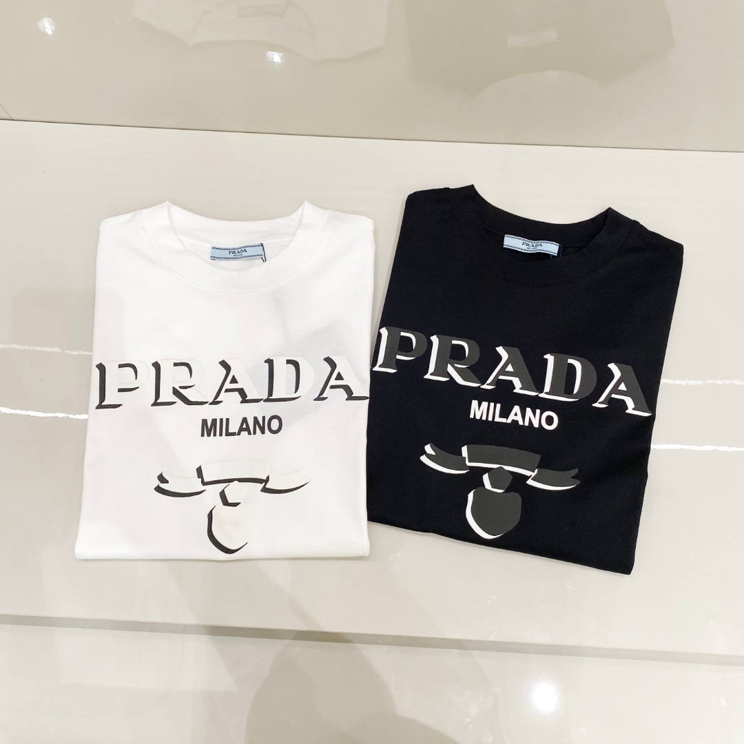  普拉达 2025早春 最新款短袖T恤，原标 定制面料，手感柔软，穿着舒适，做工精细.上身效果无敌帅气，