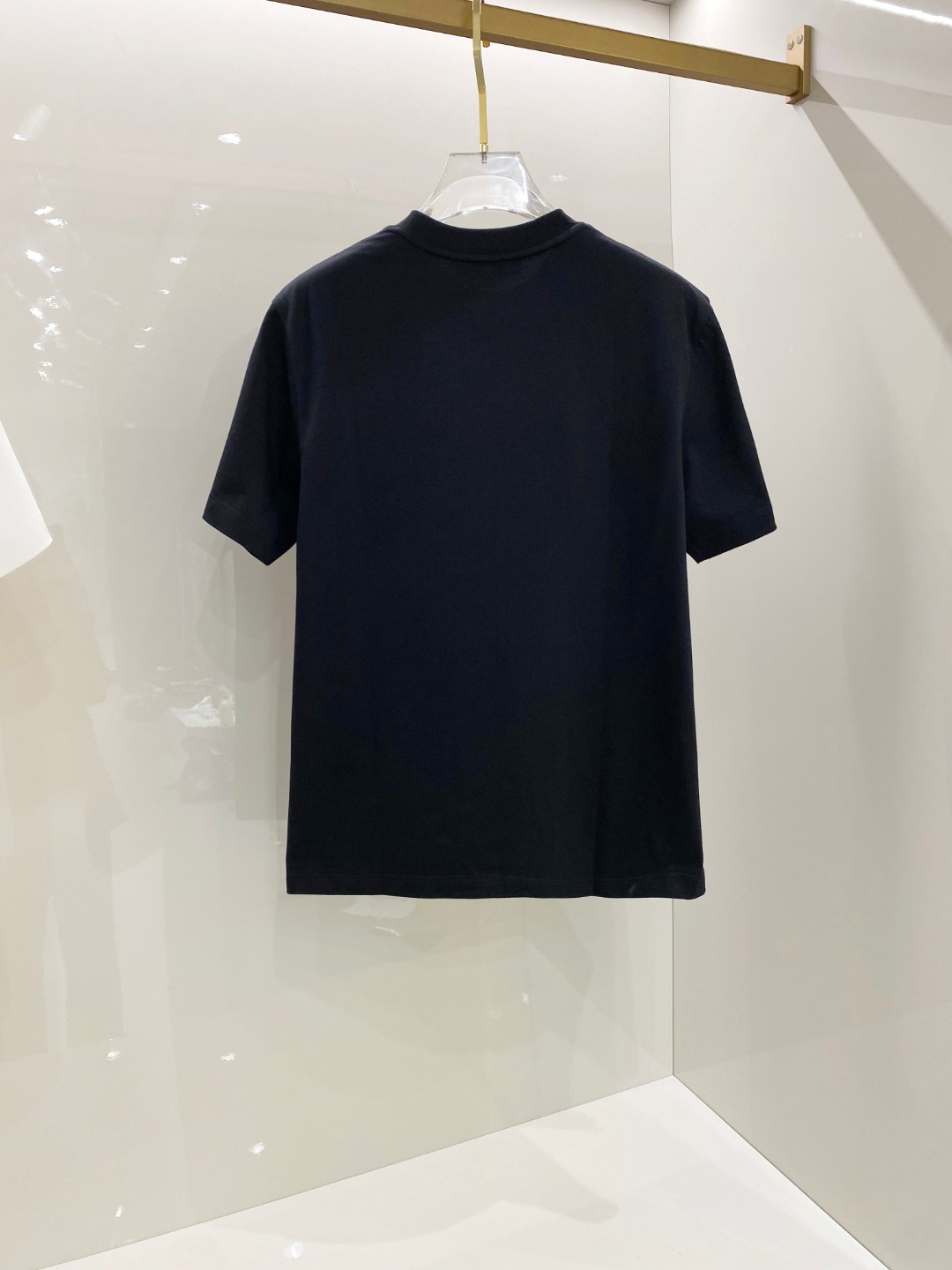  普拉达 2025早春 最新款短袖T恤，原标 定制面料，手感柔软，穿着舒适，做工精细.上身效果无敌帅气，