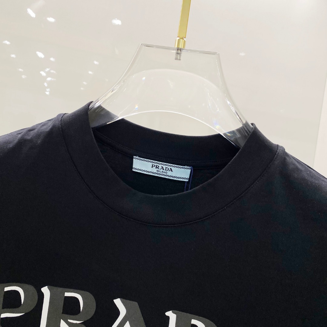  普拉达 2025早春 最新款短袖T恤，原标 定制面料，手感柔软，穿着舒适，做工精细.上身效果无敌帅气，