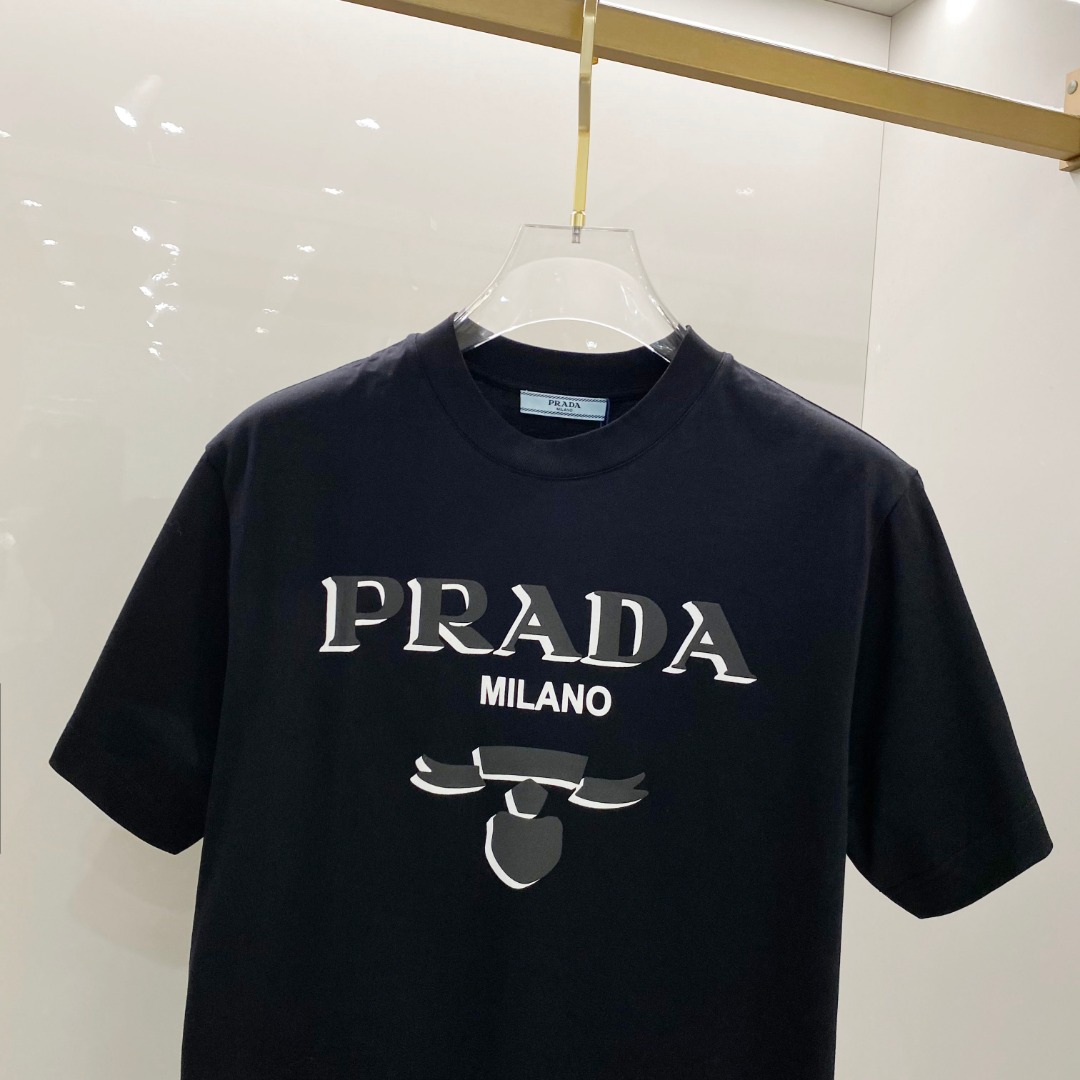  普拉达 2025早春 最新款短袖T恤，原标 定制面料，手感柔软，穿着舒适，做工精细.上身效果无敌帅气，