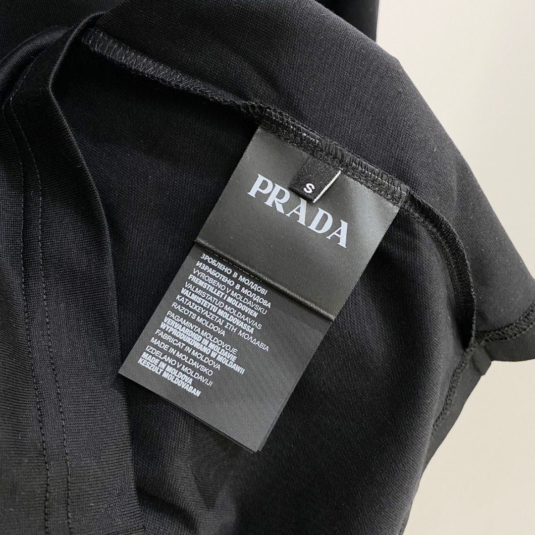  普拉达 2025早春 最新款短袖T恤，原标 定制面料，手感柔软，穿着舒适，做工精细.上身效果无敌帅气，