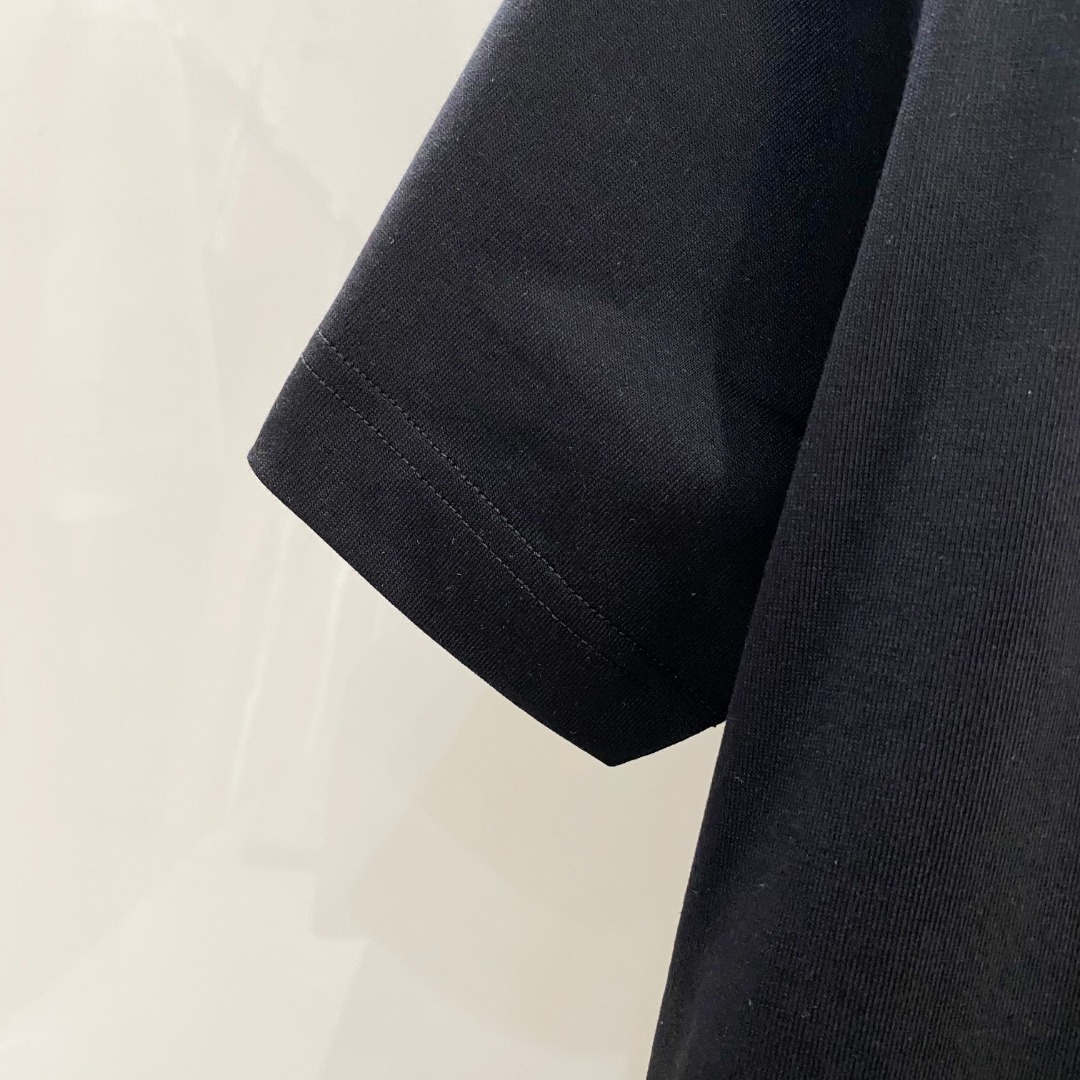  普拉达 2025早春 最新款短袖T恤，原标 定制面料，手感柔软，穿着舒适，做工精细.上身效果无敌帅气，