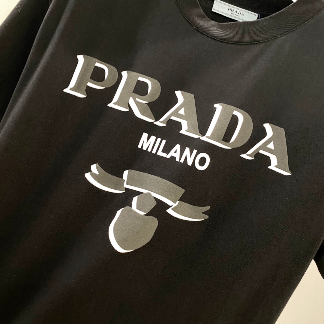  普拉达 2025早春 最新款短袖T恤，原标 定制面料，手感柔软，穿着舒适，做工精细.上身效果无敌帅气，