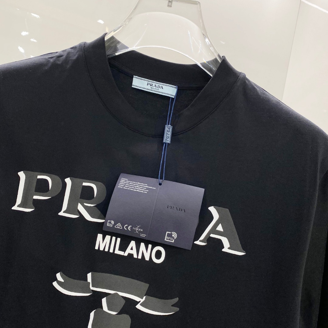  普拉达 2025早春 最新款短袖T恤，原标 定制面料，手感柔软，穿着舒适，做工精细.上身效果无敌帅气，