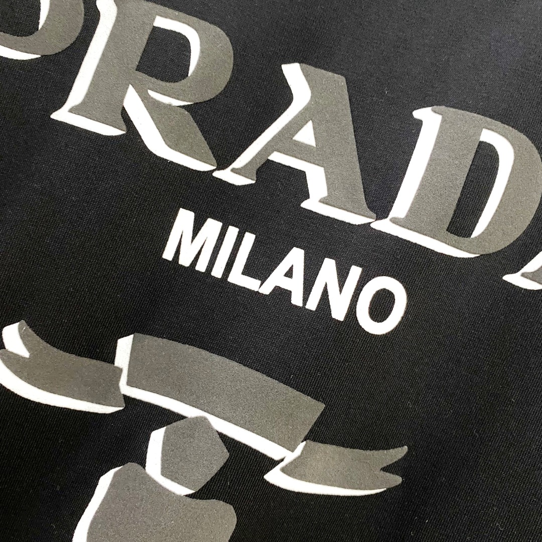  普拉达 2025早春 最新款短袖T恤，原标 定制面料，手感柔软，穿着舒适，做工精细.上身效果无敌帅气，