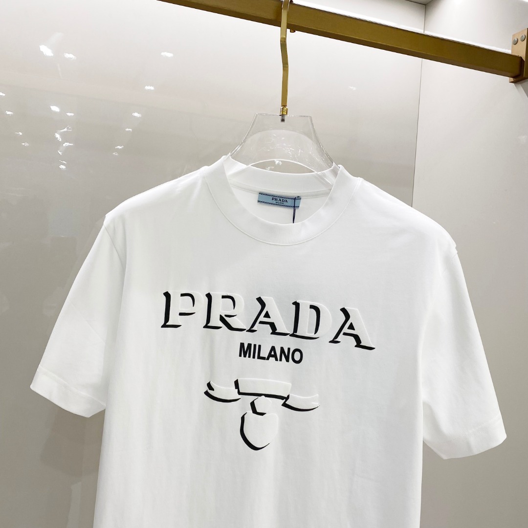  普拉达 2025早春 最新款短袖T恤，原标 定制面料，手感柔软，穿着舒适，做工精细.上身效果无敌帅气，