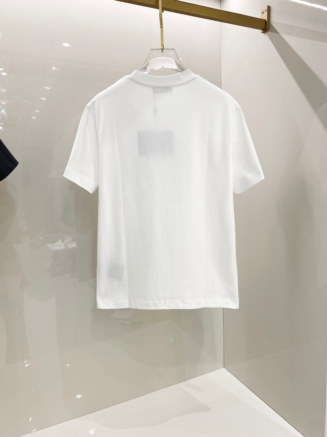  普拉达 2025早春 最新款短袖T恤，原标 定制面料，手感柔软，穿着舒适，做工精细.上身效果无敌帅气，