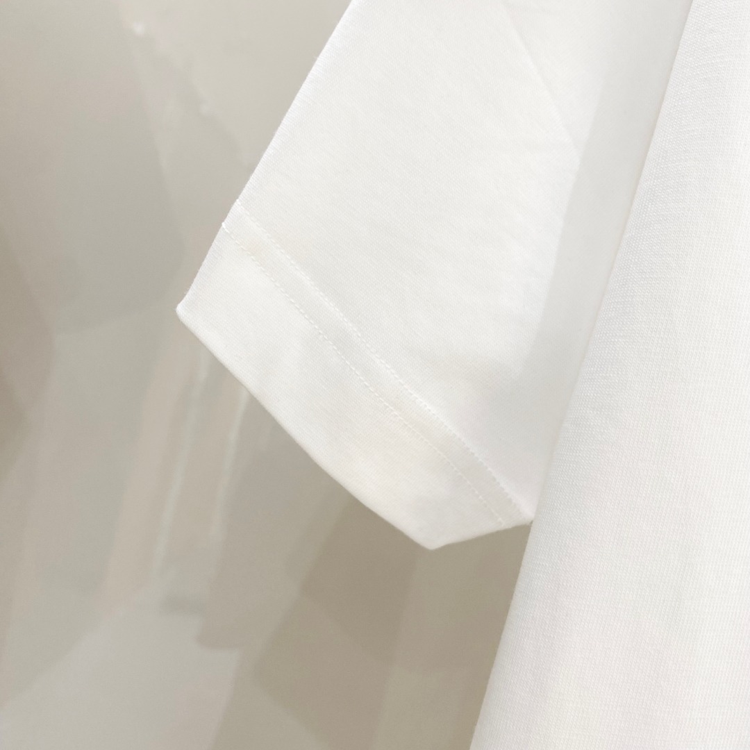  普拉达 2025早春 最新款短袖T恤，原标 定制面料，手感柔软，穿着舒适，做工精细.上身效果无敌帅气，