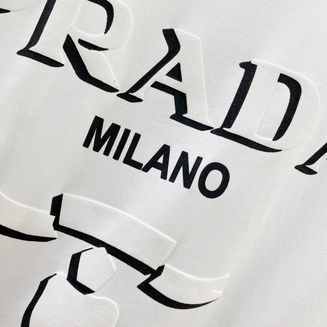  普拉达 2025早春 最新款短袖T恤，原标 定制面料，手感柔软，穿着舒适，做工精细.上身效果无敌帅气，