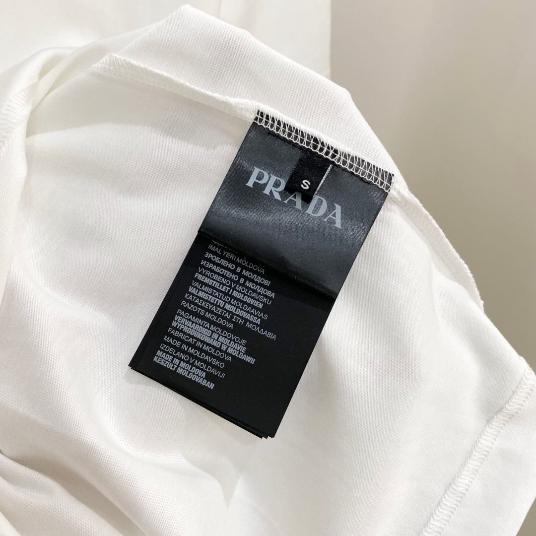  普拉达 2025早春 最新款短袖T恤，原标 定制面料，手感柔软，穿着舒适，做工精细.上身效果无敌帅气，