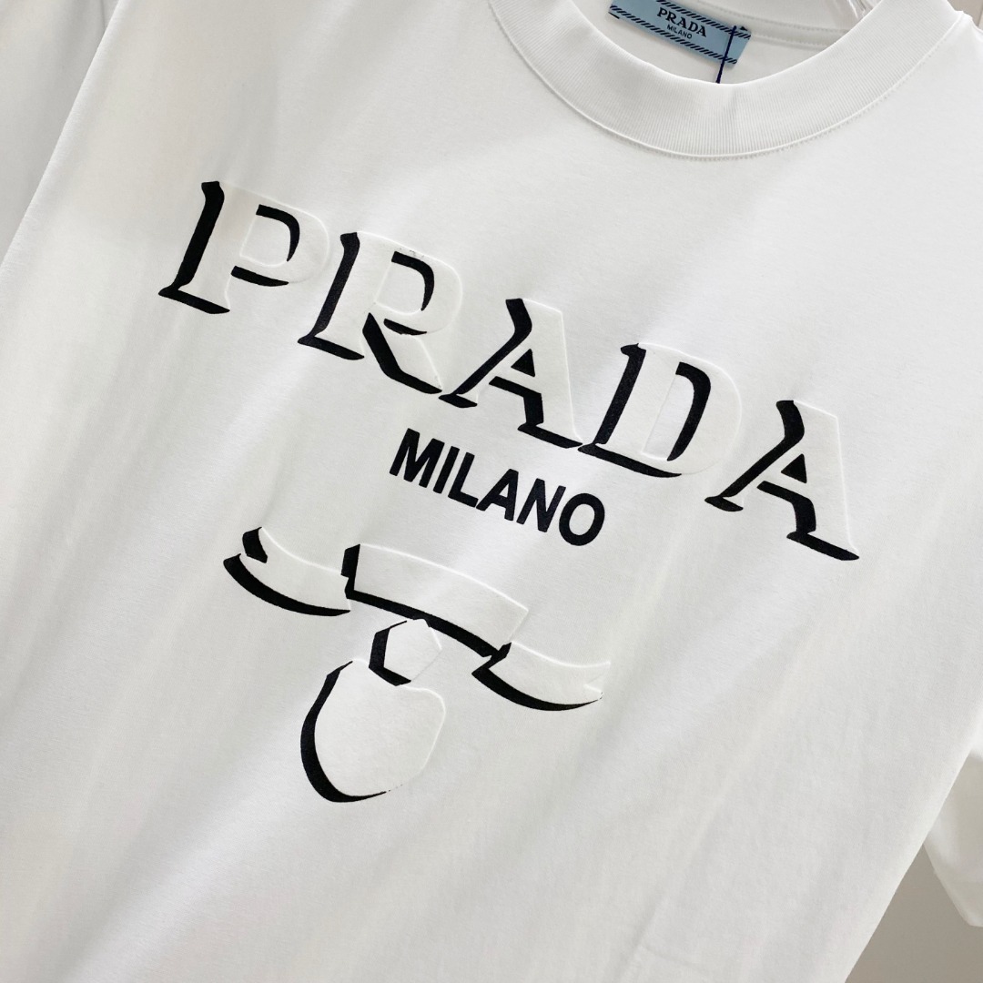  普拉达 2025早春 最新款短袖T恤，原标 定制面料，手感柔软，穿着舒适，做工精细.上身效果无敌帅气，