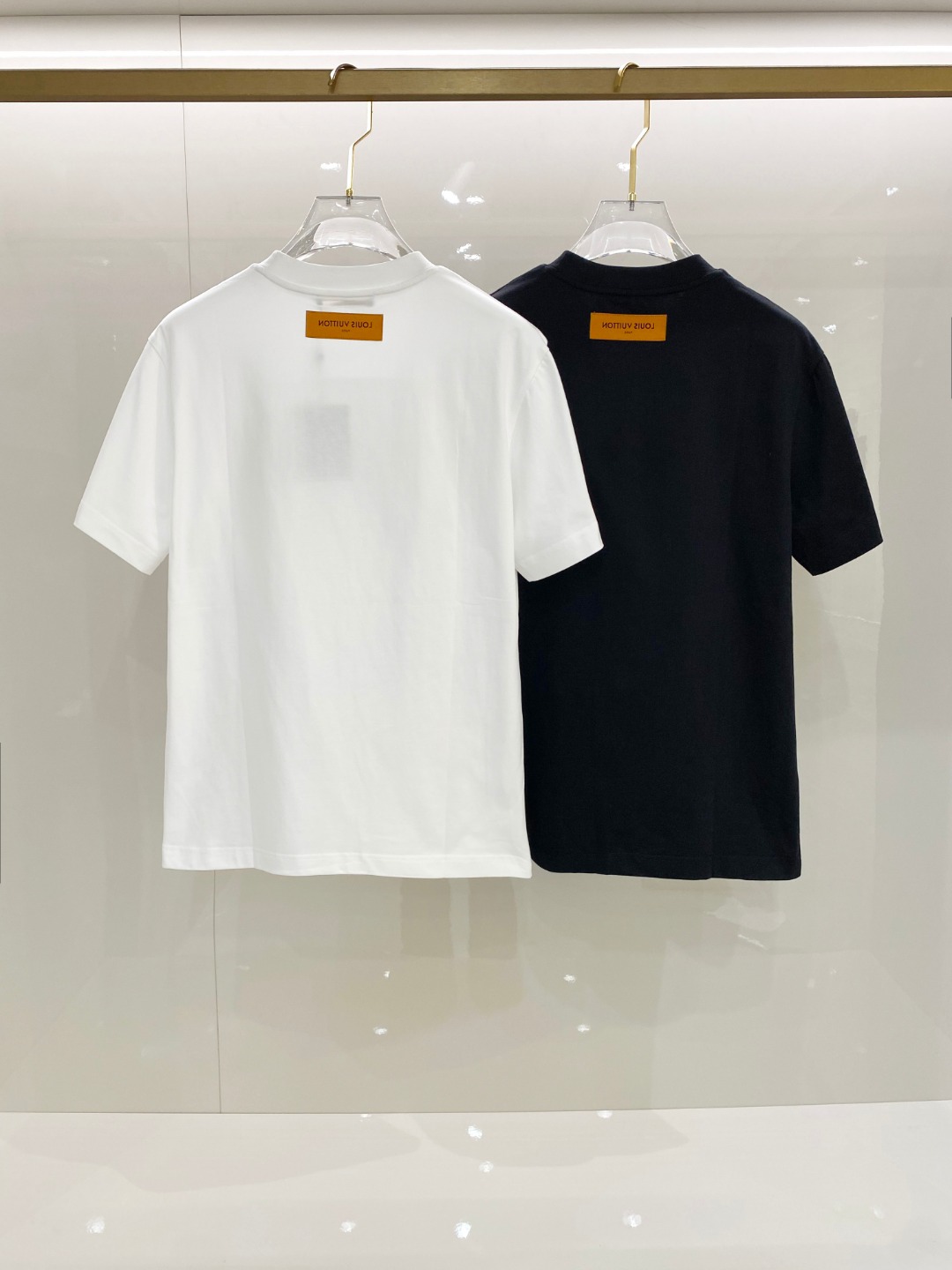  LV 2025ss春夏新款棉质圆领短袖T恤 胸前手绘涂鸦工艺 顶级丝光棉面料定制 标准版型
黑 白 两