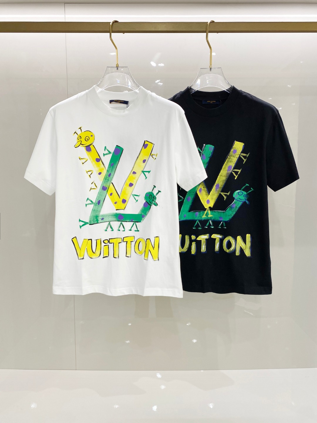  LV 2025ss春夏新款棉质圆领短袖T恤 胸前手绘涂鸦工艺 顶级丝光棉面料定制 标准版型
黑 白 两