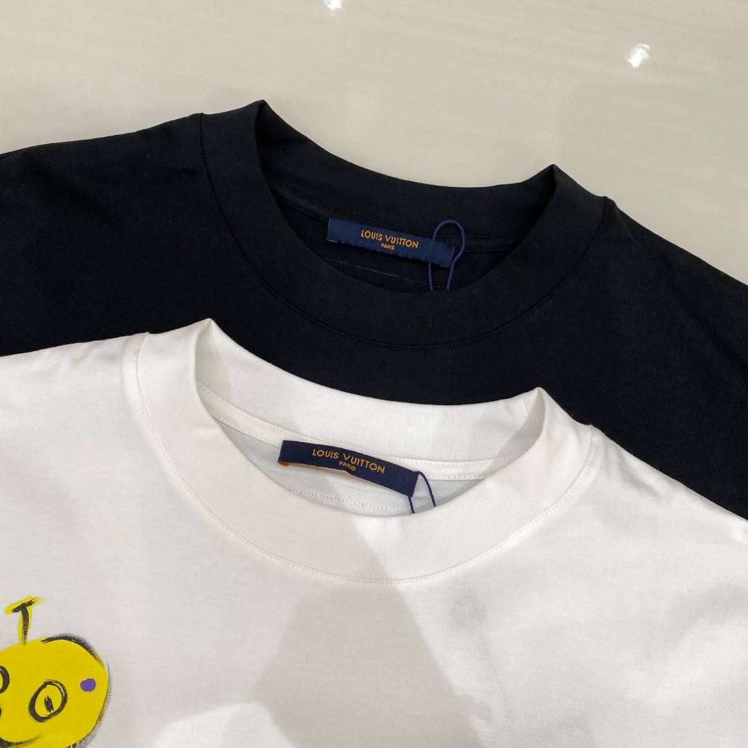  LV 2025ss春夏新款棉质圆领短袖T恤 胸前手绘涂鸦工艺 顶级丝光棉面料定制 标准版型
黑 白 两
