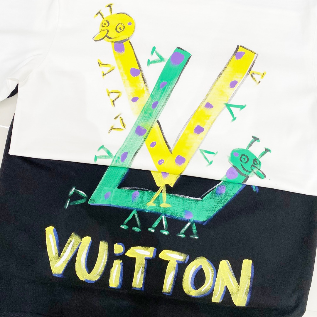  LV 2025ss春夏新款棉质圆领短袖T恤 胸前手绘涂鸦工艺 顶级丝光棉面料定制 标准版型
黑 白 两