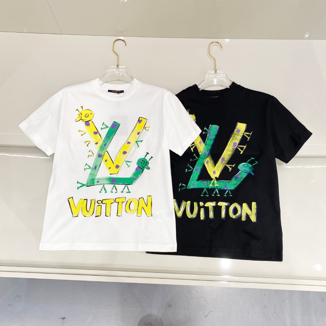  LV 2025ss春夏新款棉质圆领短袖T恤 胸前手绘涂鸦工艺 顶级丝光棉面料定制 标准版型
黑 白 两