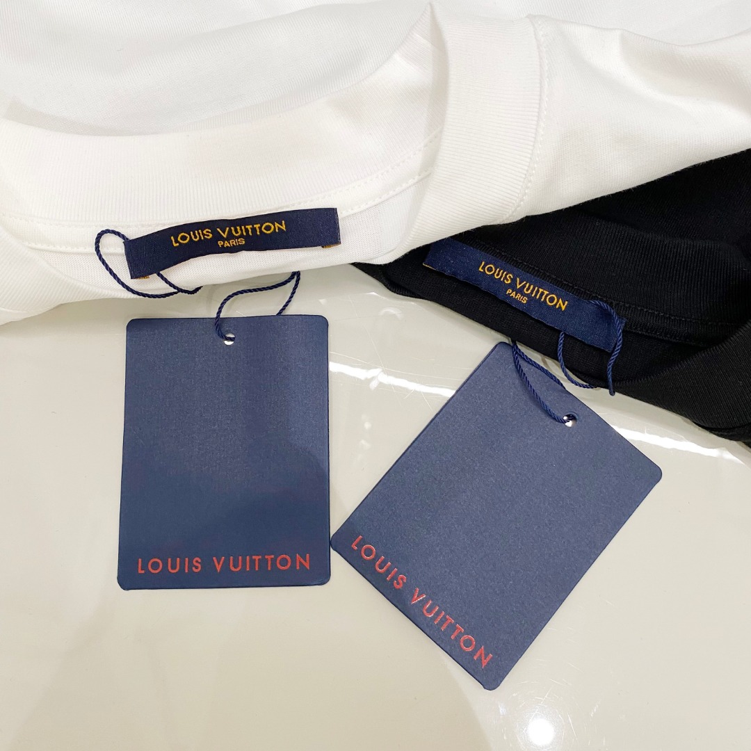  LV 2025ss春夏新款棉质圆领短袖T恤 胸前手绘涂鸦工艺 顶级丝光棉面料定制 标准版型
黑 白 两