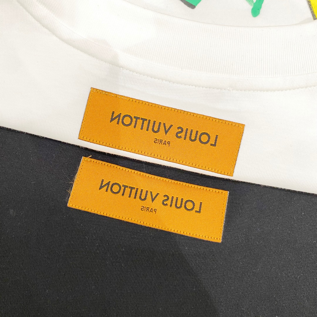  LV 2025ss春夏新款棉质圆领短袖T恤 胸前手绘涂鸦工艺 顶级丝光棉面料定制 标准版型
黑 白 两