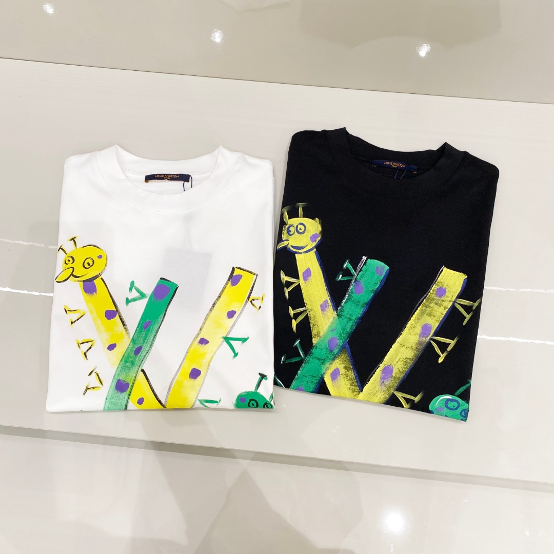  LV 2025ss春夏新款棉质圆领短袖T恤 胸前手绘涂鸦工艺 顶级丝光棉面料定制 标准版型
黑 白 两