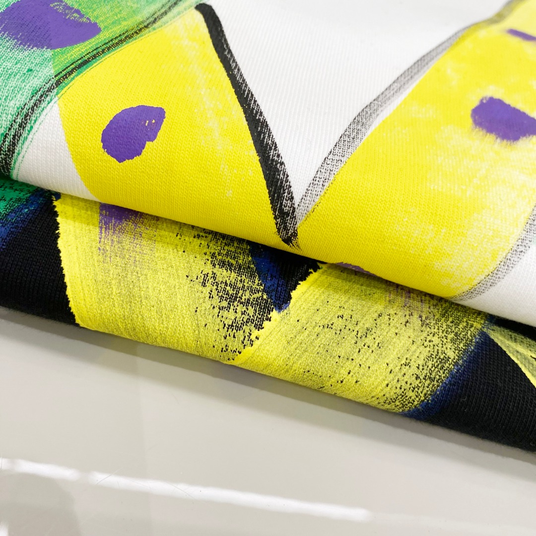  LV 2025ss春夏新款棉质圆领短袖T恤 胸前手绘涂鸦工艺 顶级丝光棉面料定制 标准版型
黑 白 两