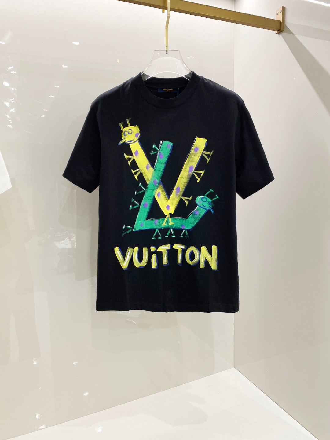  LV 2025ss春夏新款棉质圆领短袖T恤 胸前手绘涂鸦工艺 顶级丝光棉面料定制 标准版型
黑 白 两