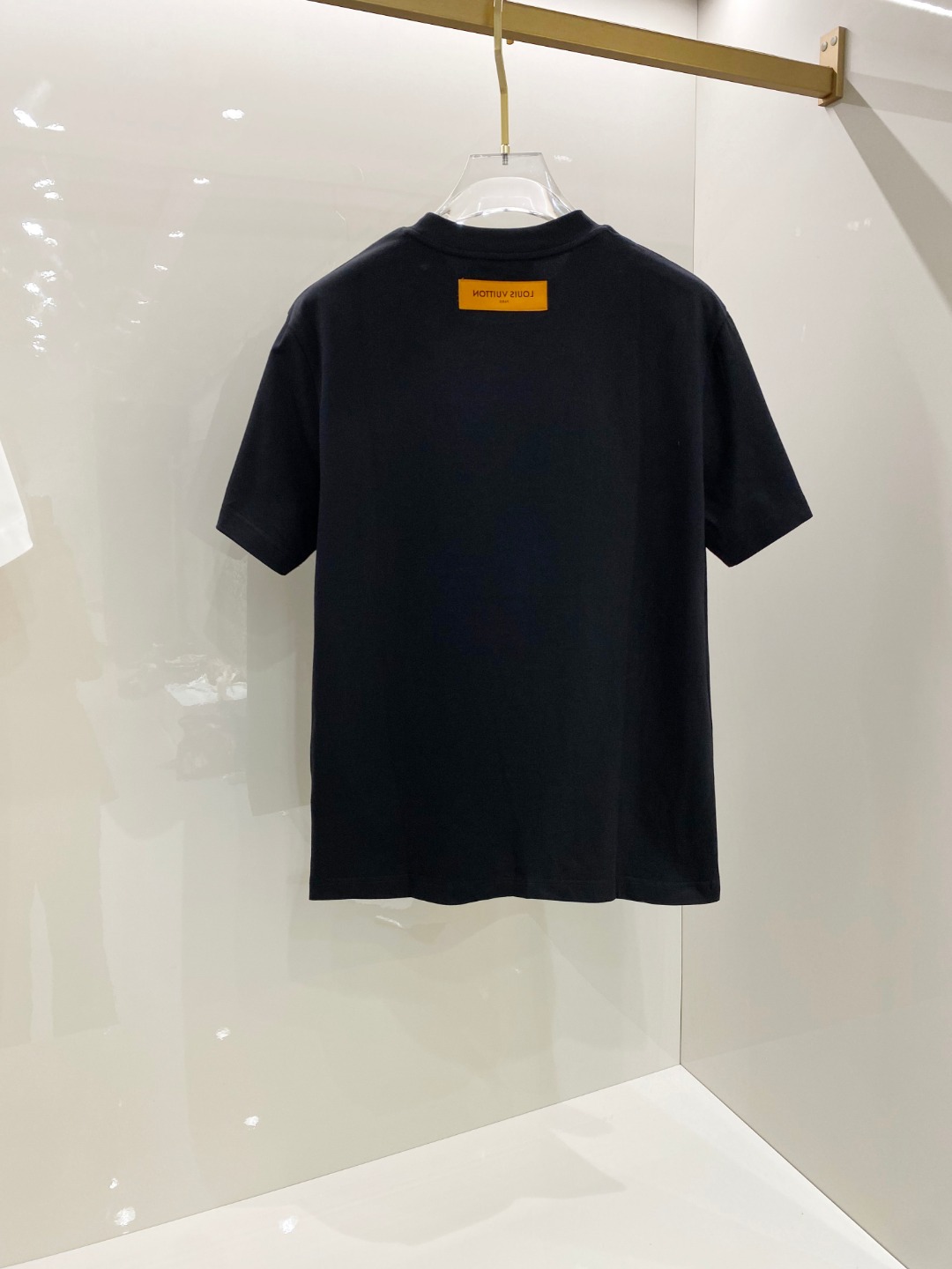  LV 2025ss春夏新款棉质圆领短袖T恤 胸前手绘涂鸦工艺 顶级丝光棉面料定制 标准版型
黑 白 两