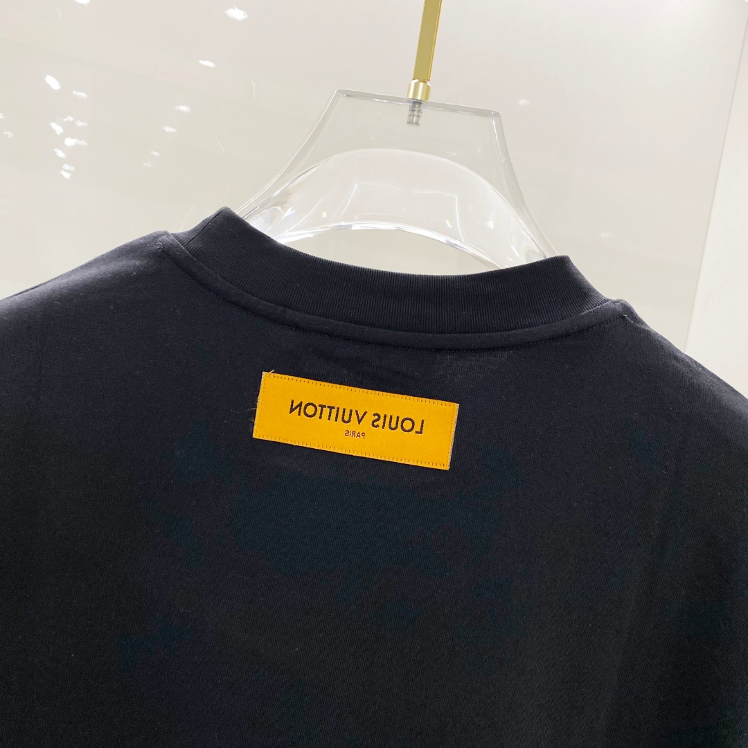  LV 2025ss春夏新款棉质圆领短袖T恤 胸前手绘涂鸦工艺 顶级丝光棉面料定制 标准版型
黑 白 两