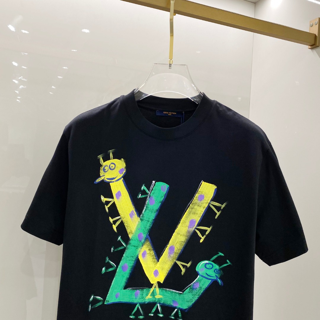  LV 2025ss春夏新款棉质圆领短袖T恤 胸前手绘涂鸦工艺 顶级丝光棉面料定制 标准版型
黑 白 两