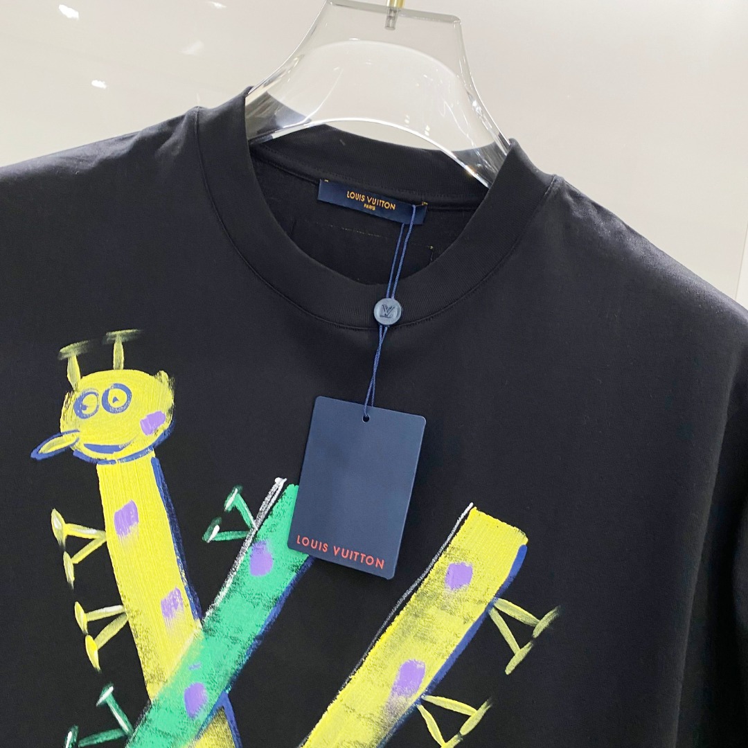  LV 2025ss春夏新款棉质圆领短袖T恤 胸前手绘涂鸦工艺 顶级丝光棉面料定制 标准版型
黑 白 两