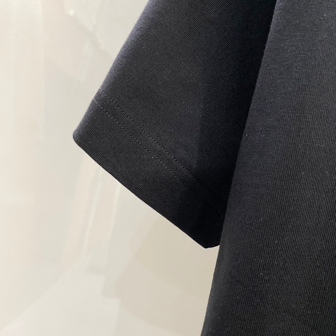  LV 2025ss春夏新款棉质圆领短袖T恤 胸前手绘涂鸦工艺 顶级丝光棉面料定制 标准版型
黑 白 两