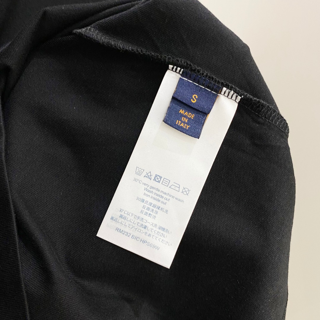  LV 2025ss春夏新款棉质圆领短袖T恤 胸前手绘涂鸦工艺 顶级丝光棉面料定制 标准版型
黑 白 两