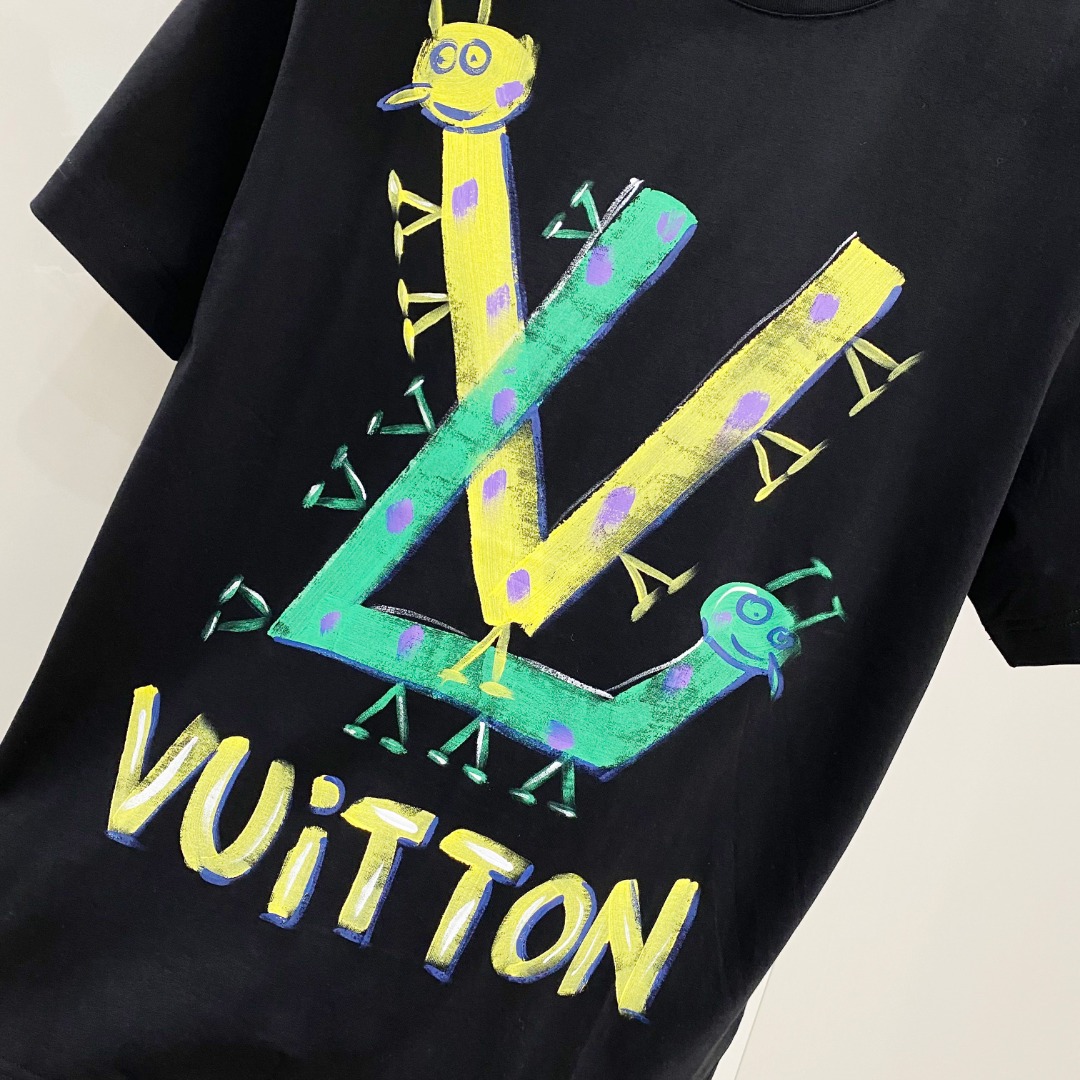  LV 2025ss春夏新款棉质圆领短袖T恤 胸前手绘涂鸦工艺 顶级丝光棉面料定制 标准版型
黑 白 两
