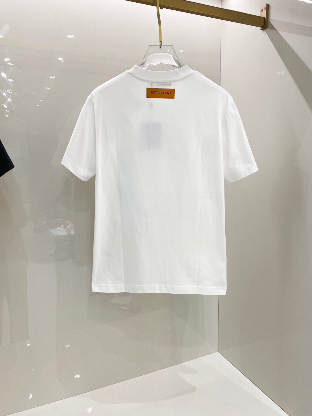  LV 2025ss春夏新款棉质圆领短袖T恤 胸前手绘涂鸦工艺 顶级丝光棉面料定制 标准版型
黑 白 两