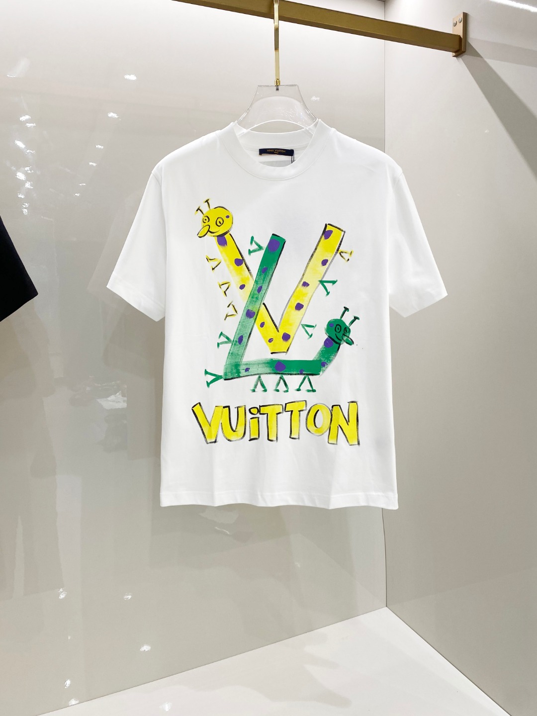 NO:513366,LV 2025ss Spring and Summer New Cotton Round Neck Short Sleeve T-shirt Hand-painted Graffiti craftsmanship on chest Top mercerized cotton fabric customization Standard style Black White Two colors Men and women Same model S M L XL XXL,,louis vuitton,T-shirt,tees,t-shirt,alexander wang19860909LV 2025ss春夏新款棉质圆领短袖T恤 胸前手绘涂鸦工艺 顶级丝光棉面料定制 标准版型 黑 白 两色 男女同款 码数S M L XL XXL,,louis vuitton,T-shirt,tees，t-shirt,alexander wang,Men's clothing