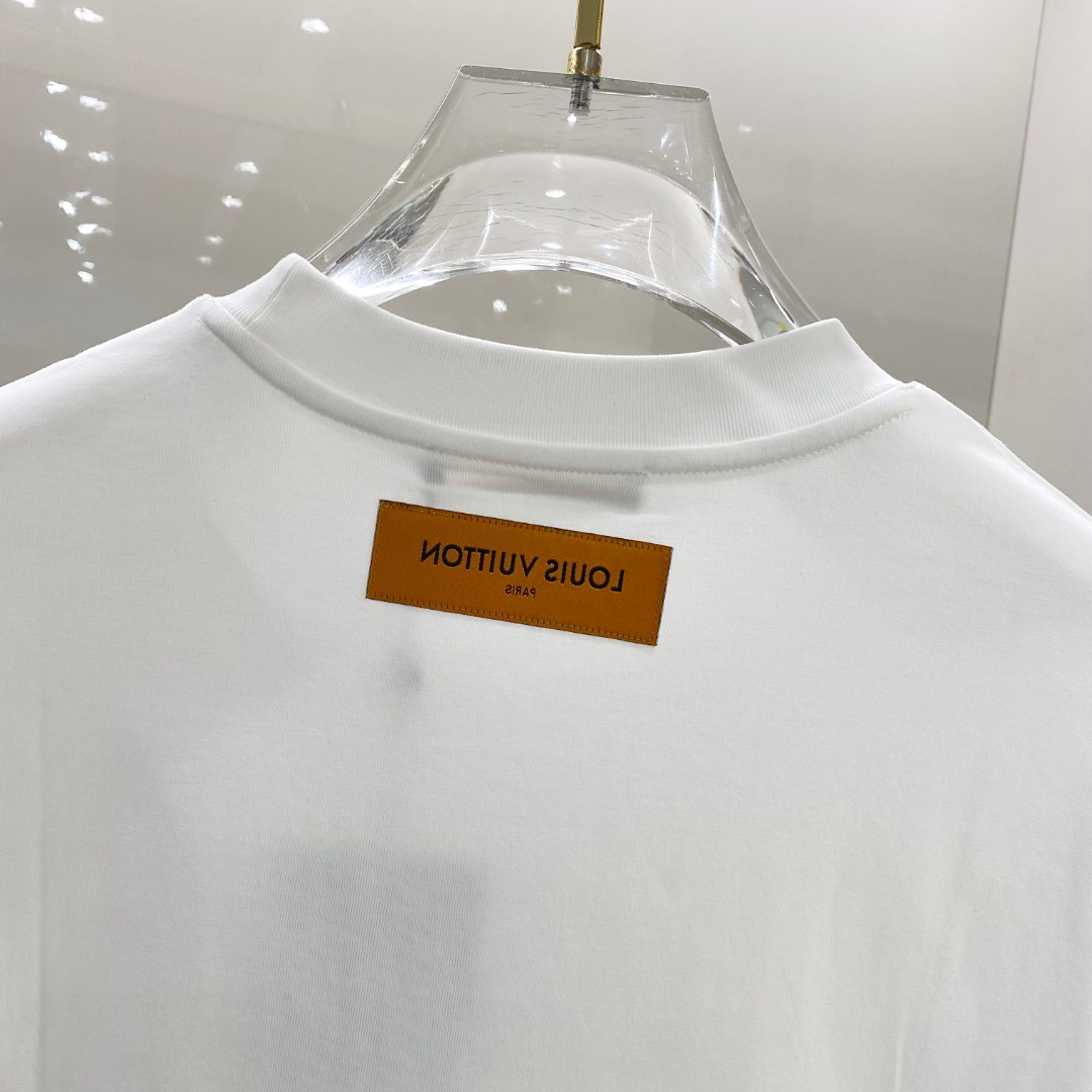  LV 2025ss春夏新款棉质圆领短袖T恤 胸前手绘涂鸦工艺 顶级丝光棉面料定制 标准版型
黑 白 两