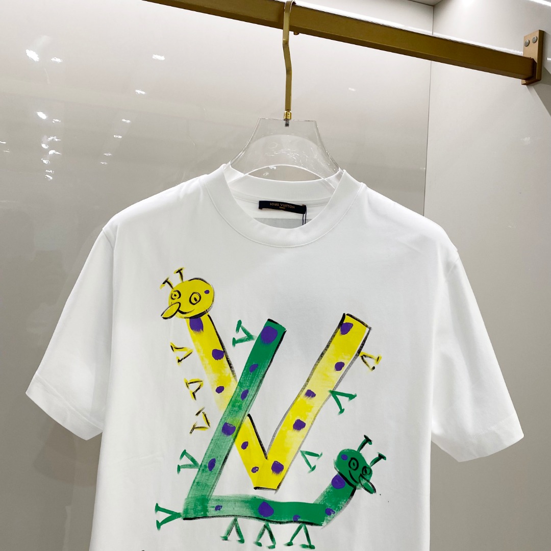 LV 2025ss春夏新款棉质圆领短袖T恤 胸前手绘涂鸦工艺 顶级丝光棉面料定制 标准版型
黑 白 两