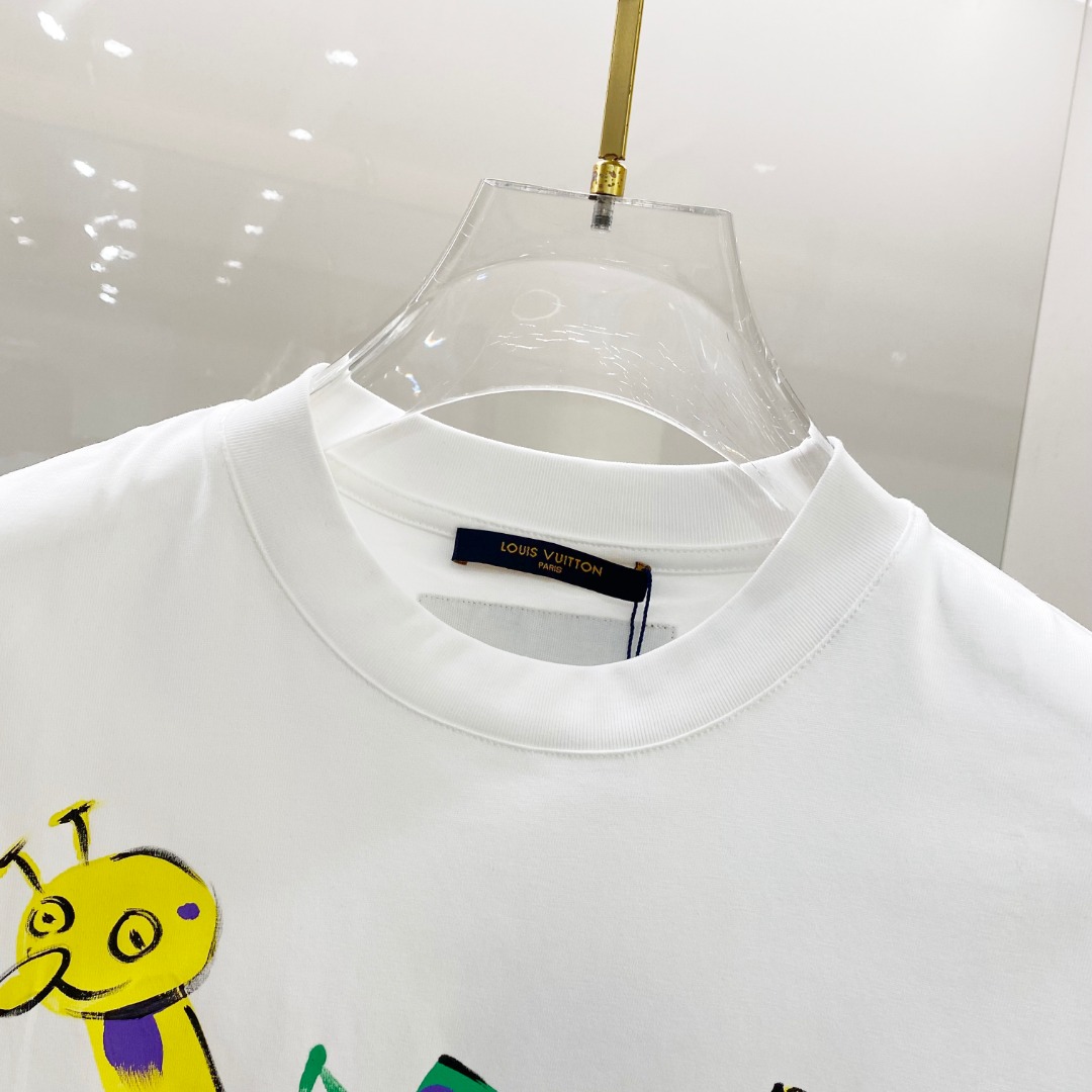  LV 2025ss春夏新款棉质圆领短袖T恤 胸前手绘涂鸦工艺 顶级丝光棉面料定制 标准版型
黑 白 两