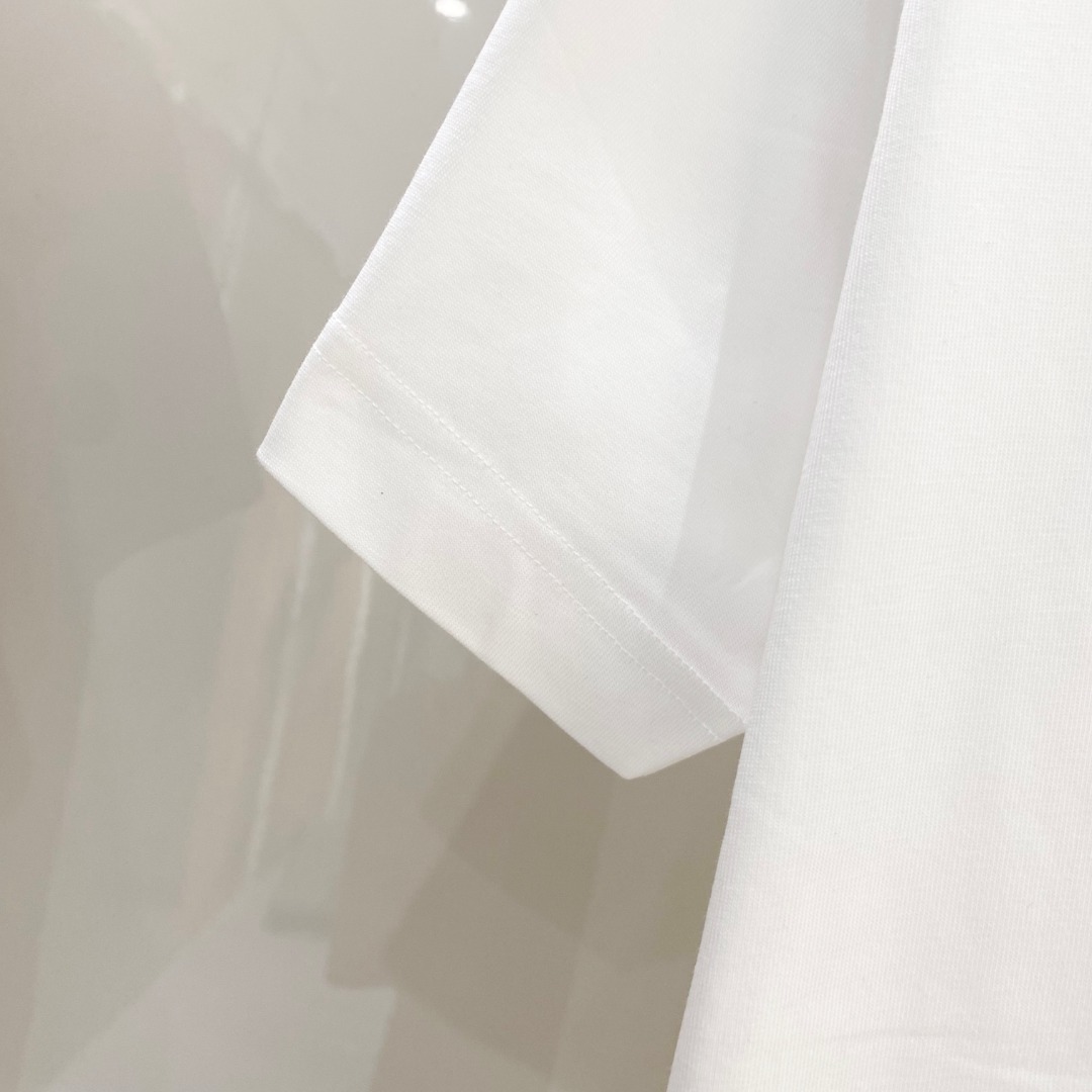  LV 2025ss春夏新款棉质圆领短袖T恤 胸前手绘涂鸦工艺 顶级丝光棉面料定制 标准版型
黑 白 两