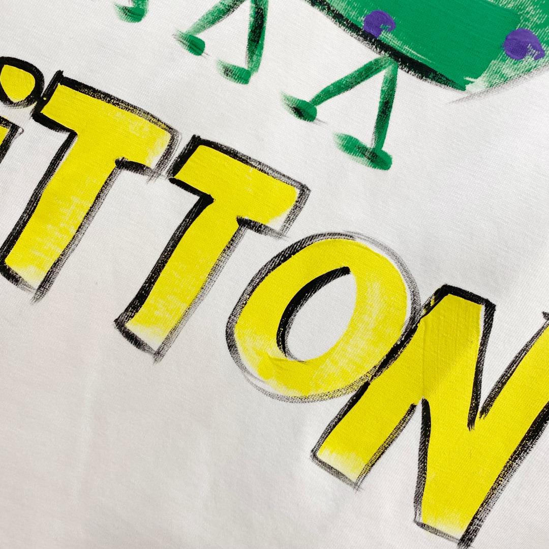  LV 2025ss春夏新款棉质圆领短袖T恤 胸前手绘涂鸦工艺 顶级丝光棉面料定制 标准版型
黑 白 两