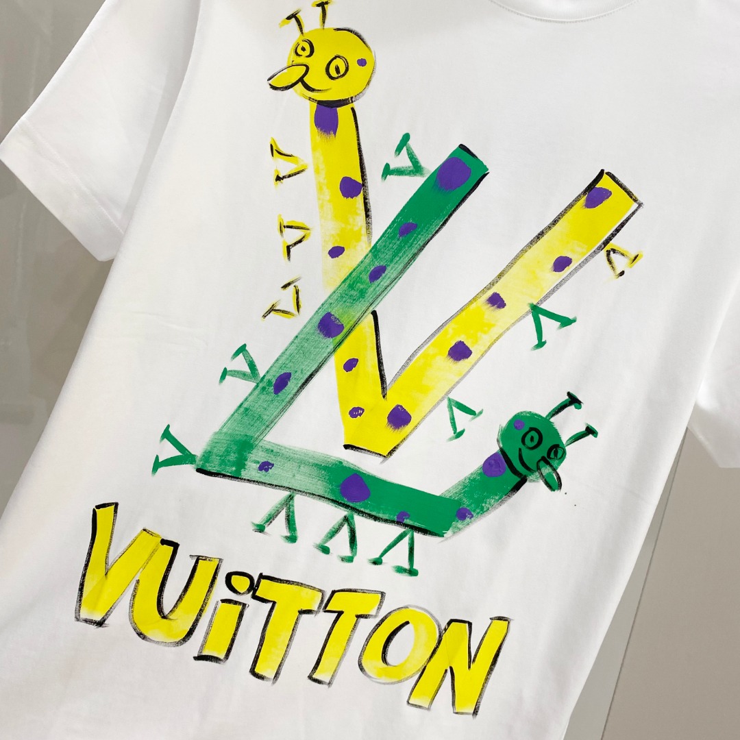  LV 2025ss春夏新款棉质圆领短袖T恤 胸前手绘涂鸦工艺 顶级丝光棉面料定制 标准版型
黑 白 两