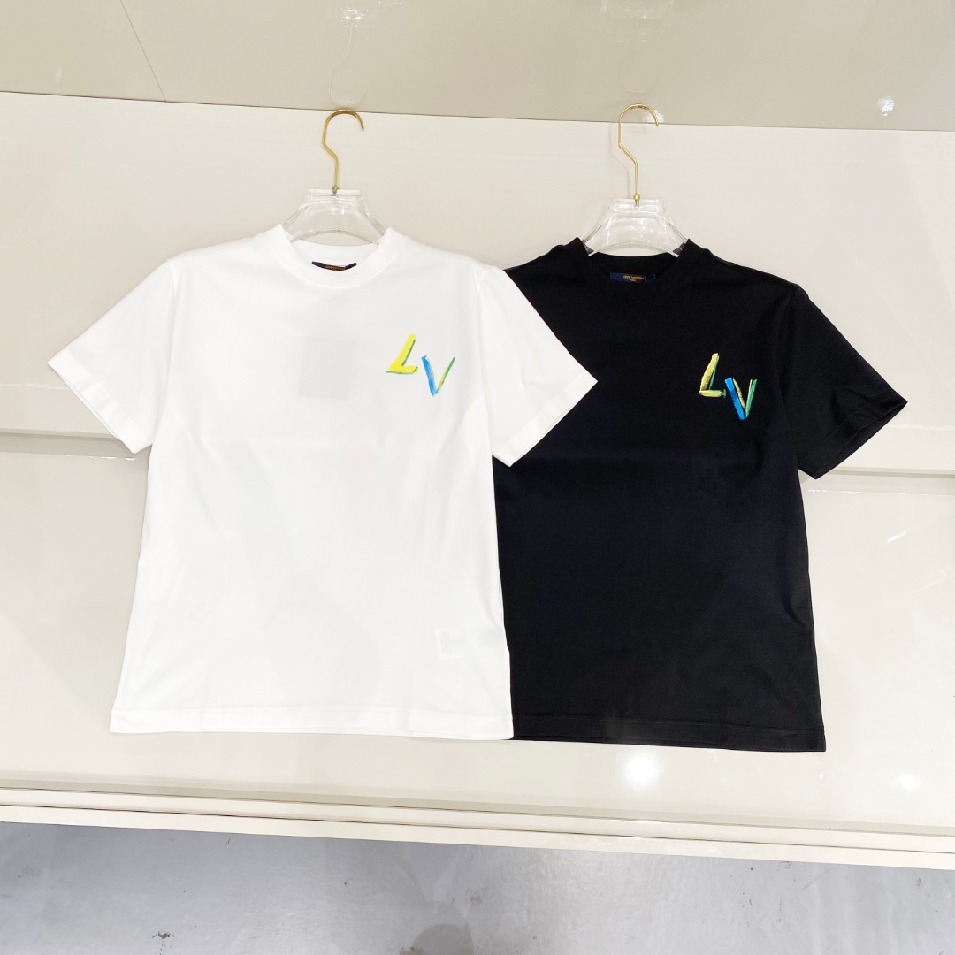  LV 2025ss春夏新款棉质圆领短袖T恤 胸前手绘涂鸦工艺 顶级丝光棉面料定制 标准版型
黑 白 两