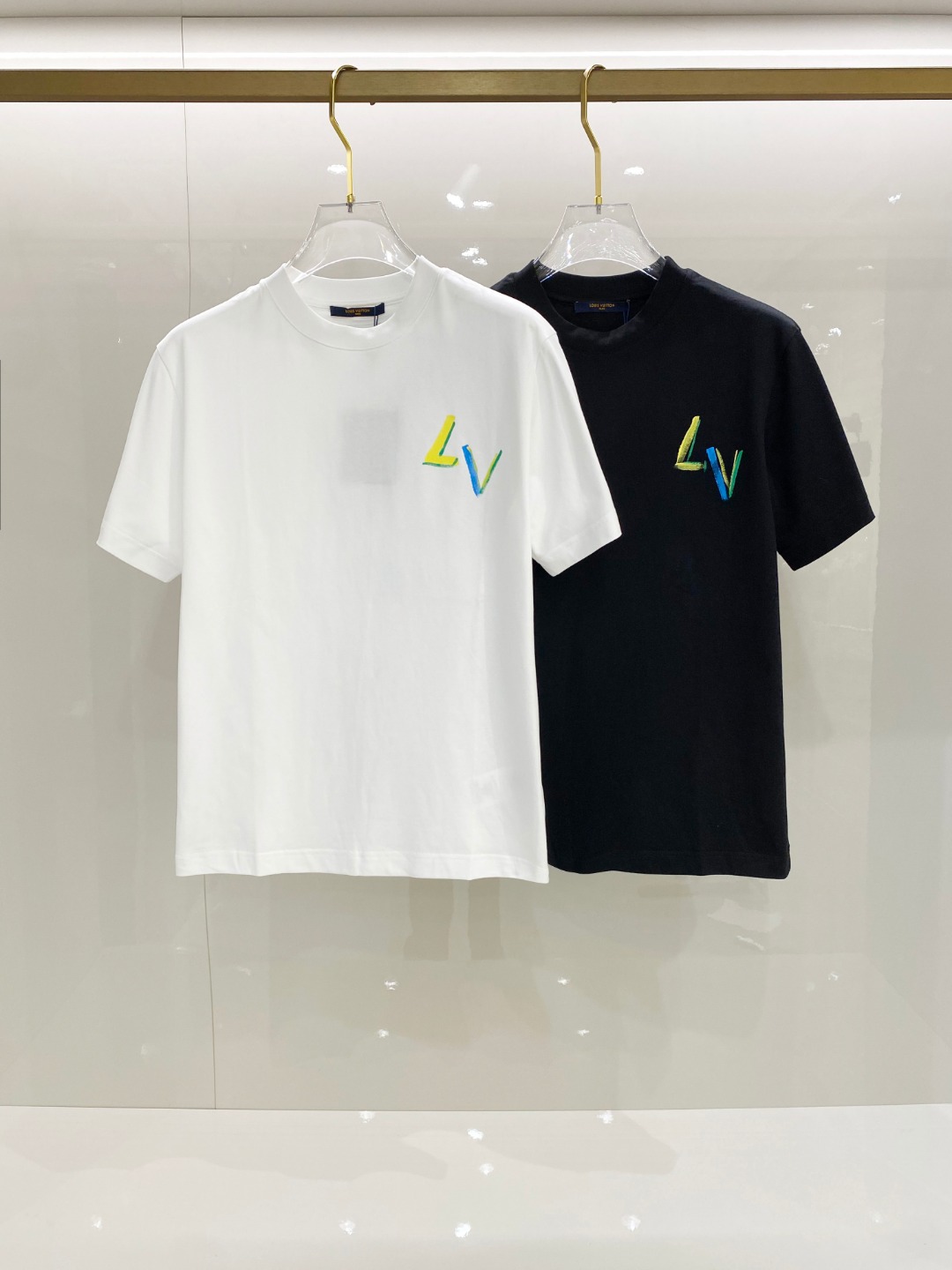  LV 2025ss春夏新款棉质圆领短袖T恤 胸前手绘涂鸦工艺 顶级丝光棉面料定制 标准版型
黑 白 两